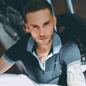 Max , 33 года