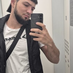 Илхом , 23 года
